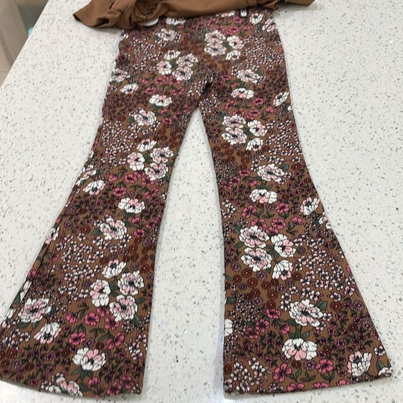 Btween Brown Top with Floral Scrunchie set size 6X - Picture 5 of 6